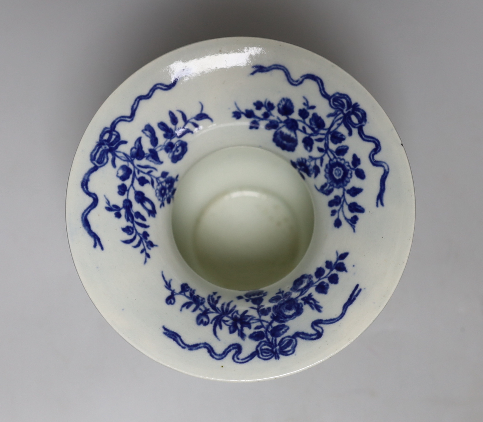 An 18th century Worcester ‘Three Flowers’ pattern spittoon, 11cm high
